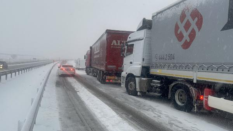Sivas'ta yoğun kar yağışı trafikte aksamalara neden oldu