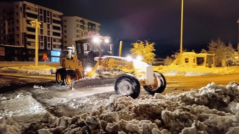 Bitlis'te 49 köy yolu kardan kapandı