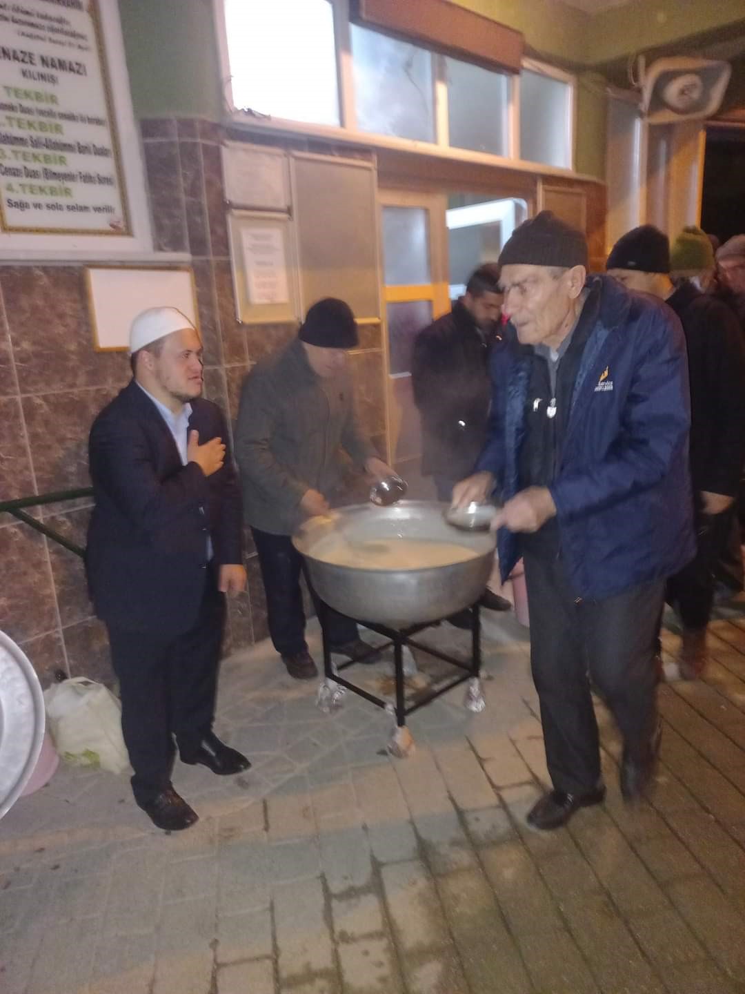 Down sendromlu muhtar adayı Mücahit Kırdaş her sabah camilerde çorba dağıtıyor