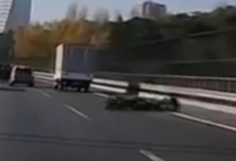 Başakşehir TEM'de kamyonetin bariyerlere sıkıştırdığı motosikletli ölümden döndü