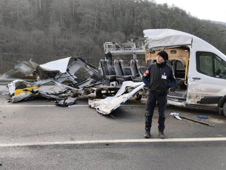 Yem kamyonu yolcu minibüsüne çarptı; 1 ölü, 4 yaralı