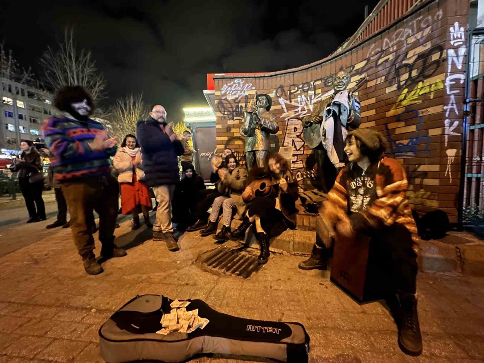 Sokak müzisyenleri yılbaşı kutlamalarında kulakların pasını sildi