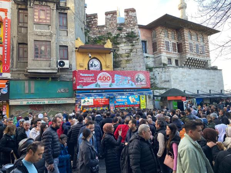 Eminönü'nde metrelerce uzanan yılbaşı bileti kuyruğu