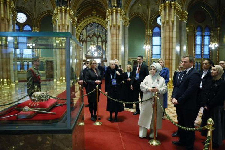 Emine Erdoğan, Macaristan Parlamento Binası ile Türk-Macar Kültür Yılı'na özel sergiyi gezdi