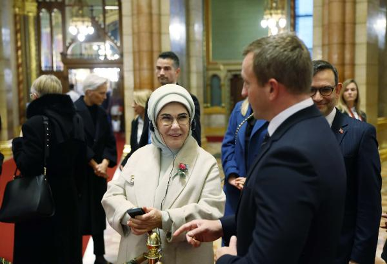 Emine Erdoğan, Macaristan Parlamento Binası ile Türk-Macar Kültür Yılı'na özel sergiyi gezdi