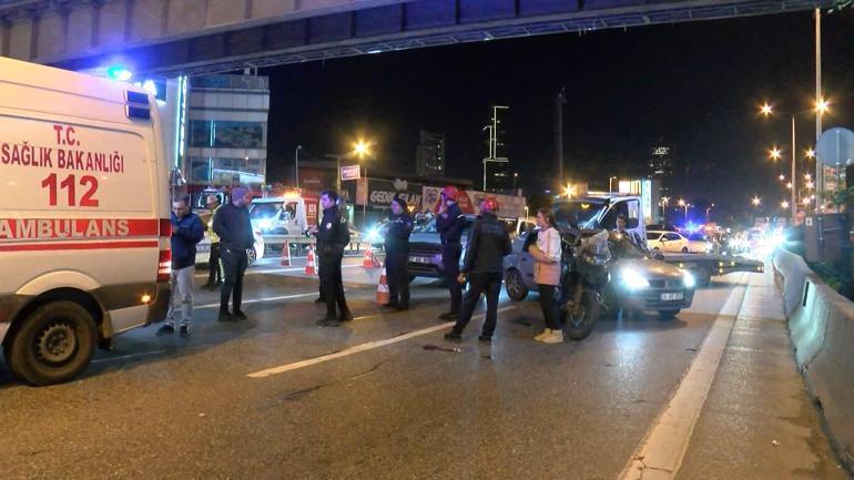 Kadıköy'de üst geçitten düşen vatandaşı sürücüler kurtardı