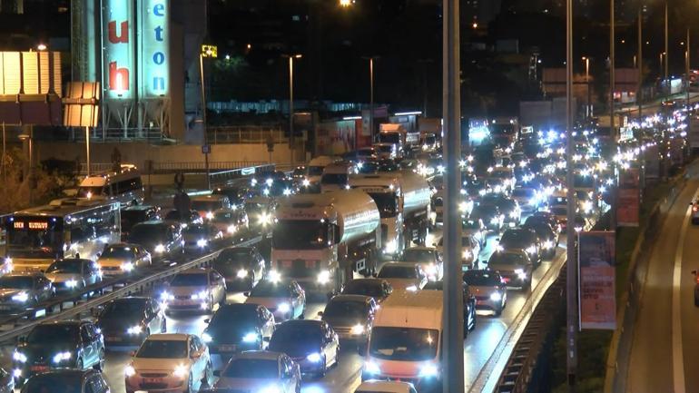Kadıköy'de üst geçitten düşen vatandaşı sürücüler kurtardı