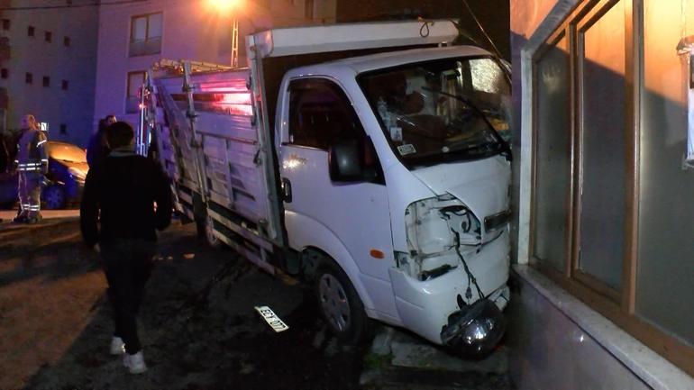 Kartal'da otomobilin çarptığı kamyonet caminin duvarına çarptı