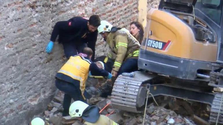 Kadıköy'de yıkım sırasında işçi molozların altında kaldı