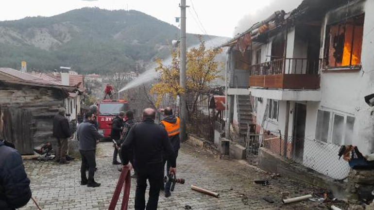 Bolu'da 2 katlı bina yandı