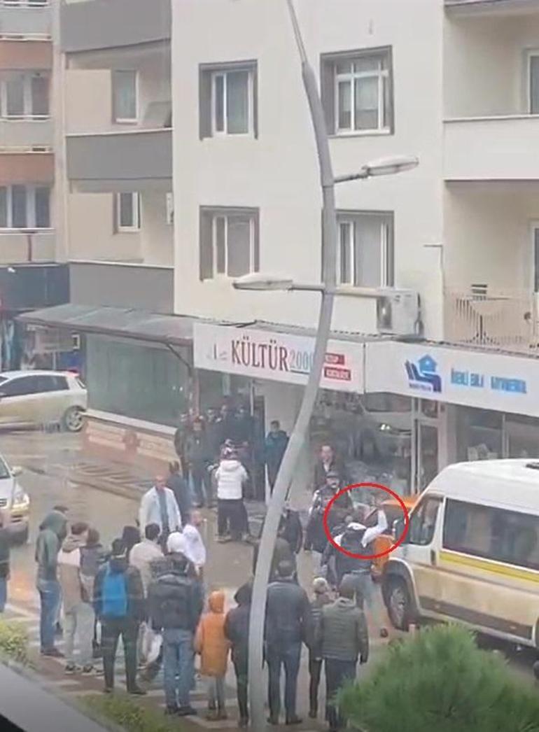 Sürücülerin tekme, yumruk ve sopalı 'yol vermeme' kavgası kamerada