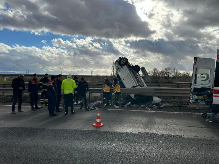 Kırıkkale'de kontrolden çıkan otomobil bariyerlerde asılı kaldı: 5 yaralı