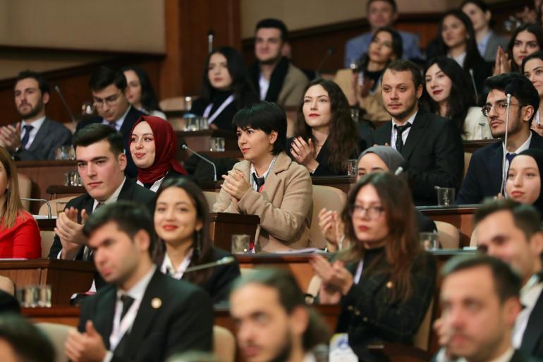 İBB Başkanı İmamoğlu Gençlik Meclisi üyeleriyle buluştu