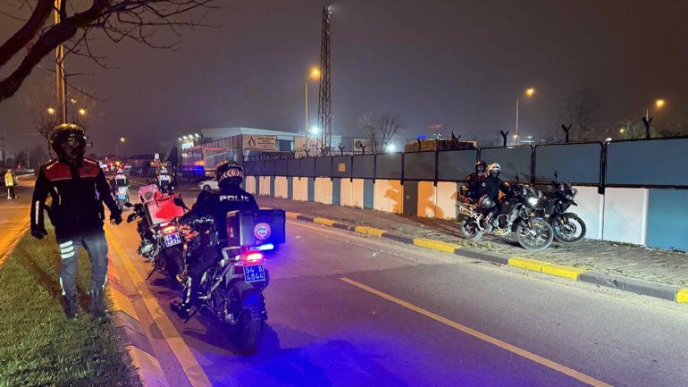 Motosikletli Yunus timleri ile hafif ticari araç çarpıştı, 4 polis yaralandı