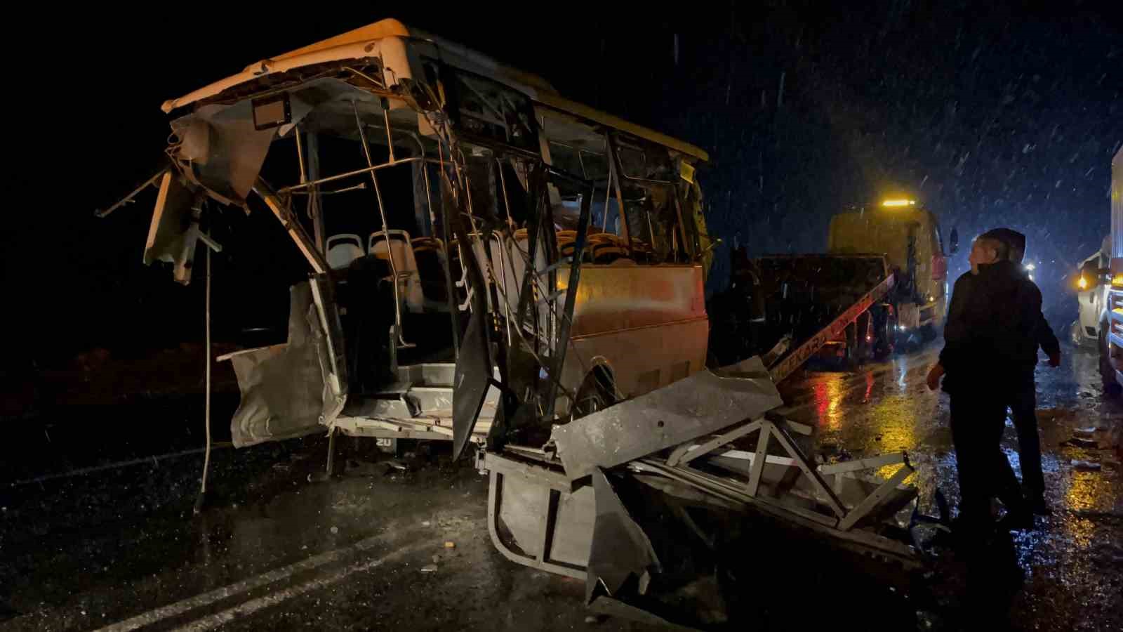Eskişehir’de 2 belediye otobüsü ile 1 karavan çarpıştı: 14 kişi yaralandı
