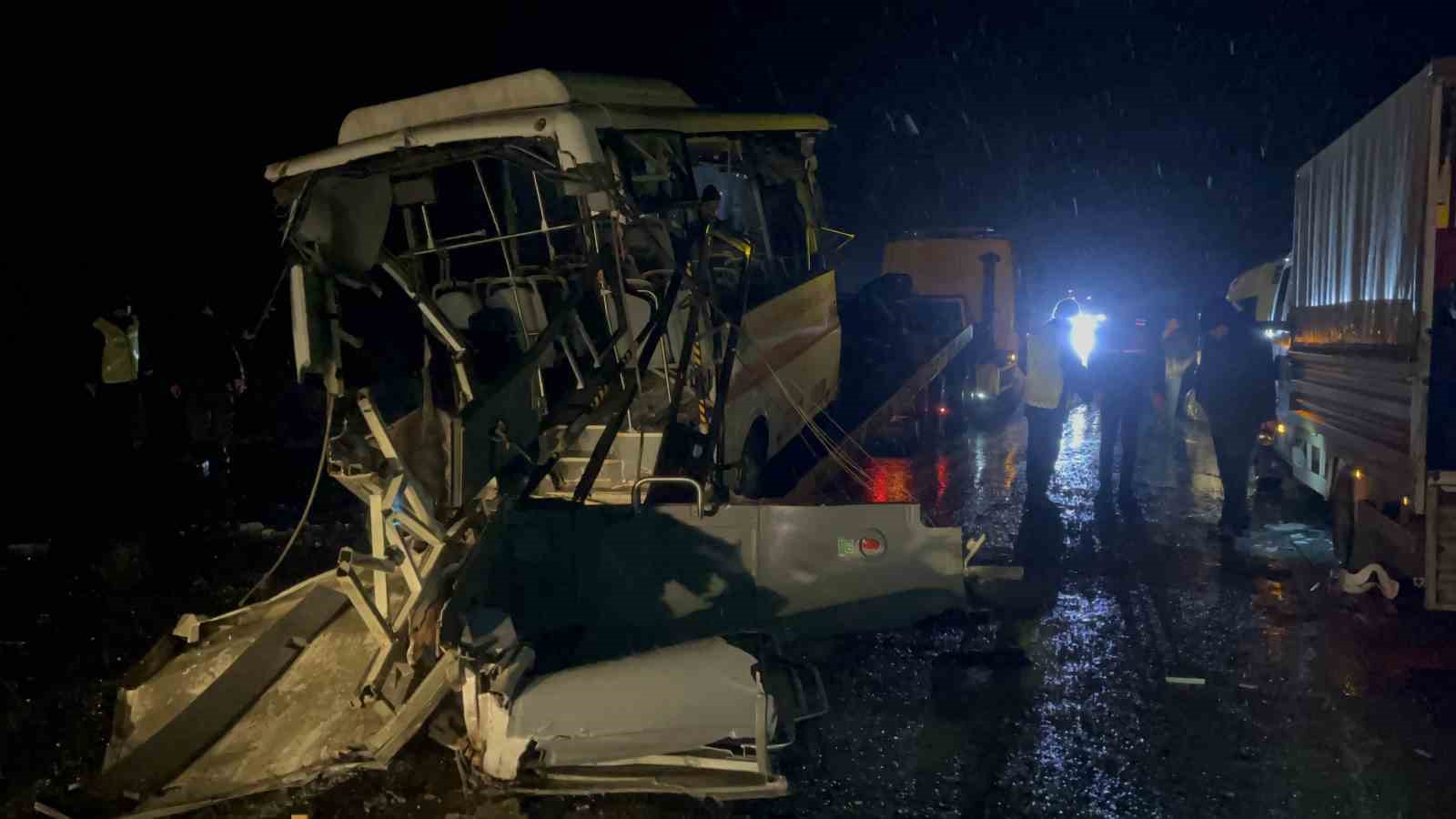Eskişehir’de 2 belediye otobüsü ile 1 karavan çarpıştı: 14 kişi yaralandı