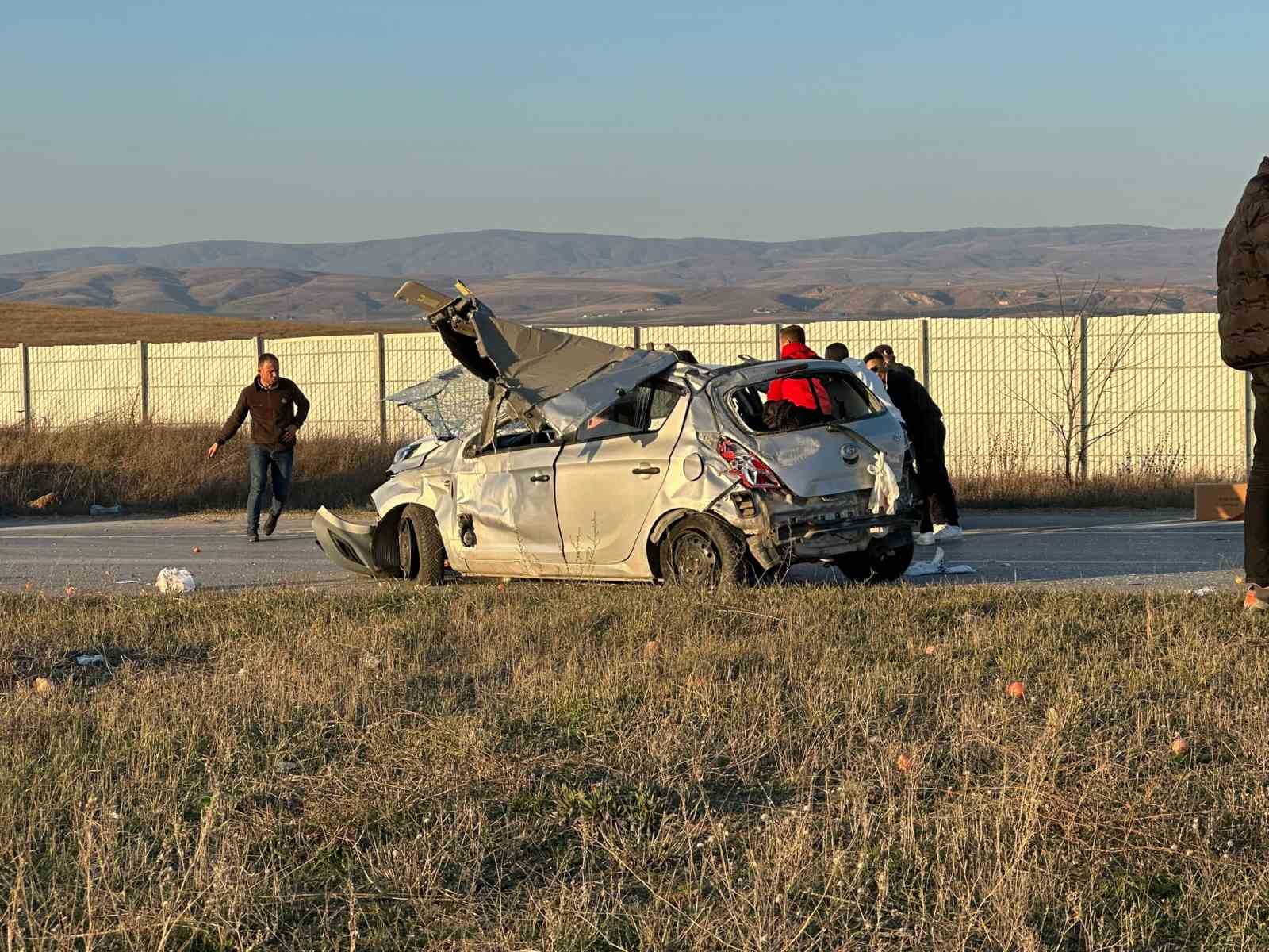 Eskişehir’de kavşakta meydana gelen kazada 1’i ağır 3 kişi yaralandı