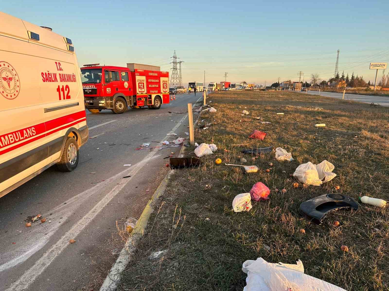 Eskişehir’de kavşakta meydana gelen kazada 1’i ağır 3 kişi yaralandı