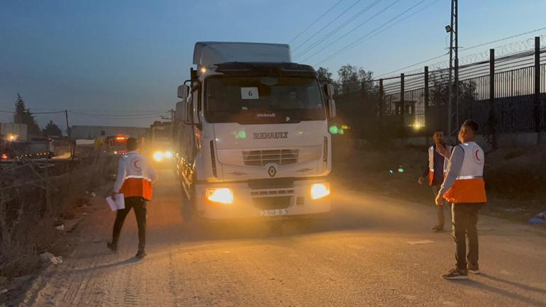 Filistin Kızılayı, insani yardım yüklü 100 kamyonu teslim aldı