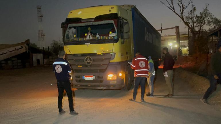 Filistin Kızılayı, insani yardım yüklü 100 kamyonu teslim aldı