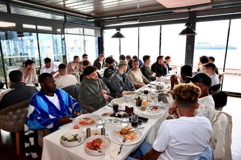 Beşiktaş'ta futbolcular, idari ve teknik kadro, moral yemeğinde bir araya geldi