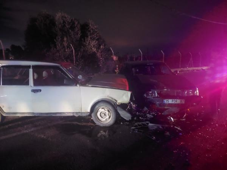 İzmir'de iki otomobil kafa kafaya çarpıştı: 3 yaralı