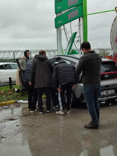 Akaryakıt istasyonunun tabelasına çarpan otomobilin sürücüsü öldü; kaza anı kamerada