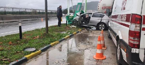 Akaryakıt istasyonunun tabelasına çarpan otomobilin sürücüsü öldü; kaza anı kamerada