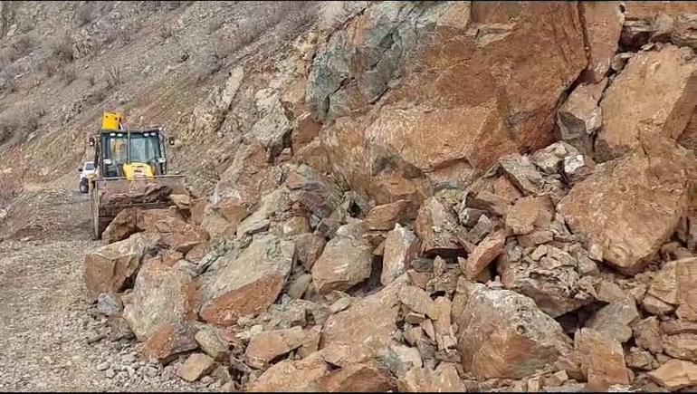 Siirt’te kayaların düştüğü yol ulaşıma kapandı