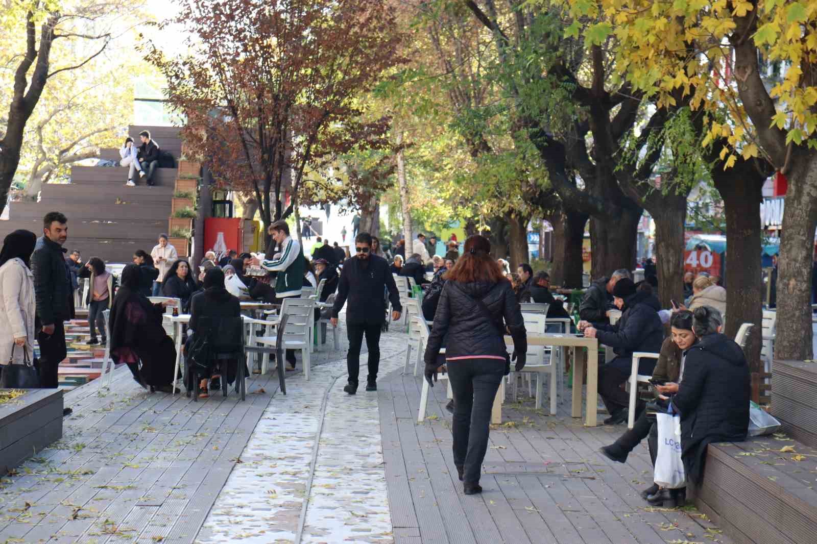 Havanın güneşli olmasıyla vatandaşlar dışarıya akın etti