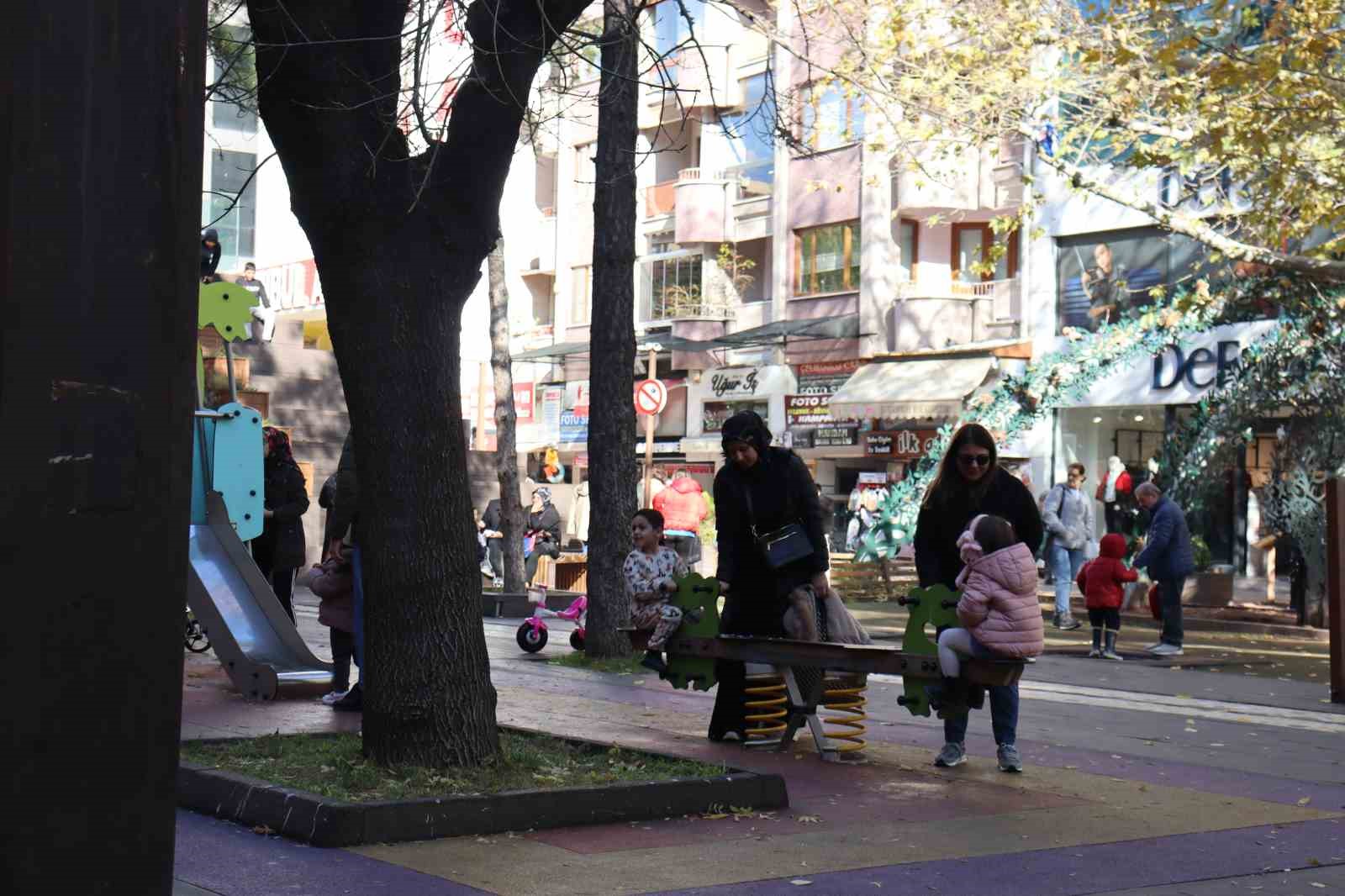 Havanın güneşli olmasıyla vatandaşlar dışarıya akın etti