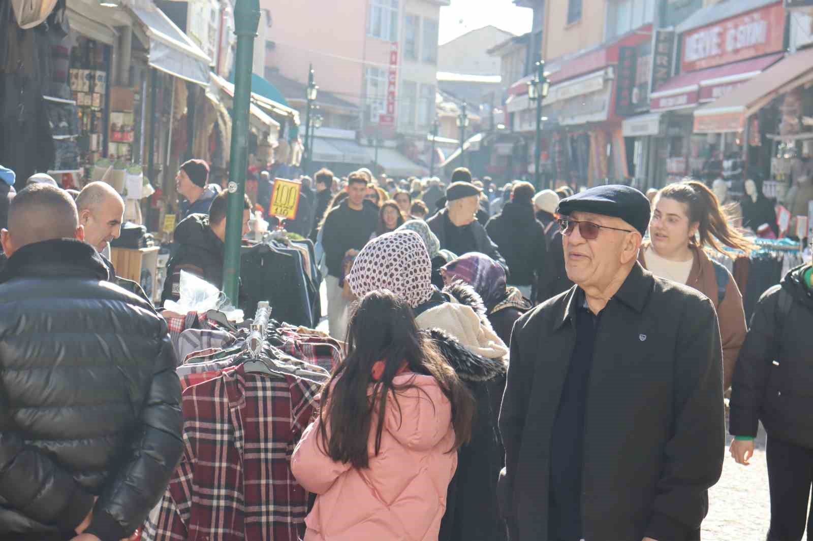 Havanın güneşli olmasıyla vatandaşlar dışarıya akın etti