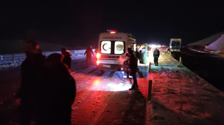 Bingöl'de yolcu otobüsü ile 2 TIR çarpıştı: 8 yaralı
