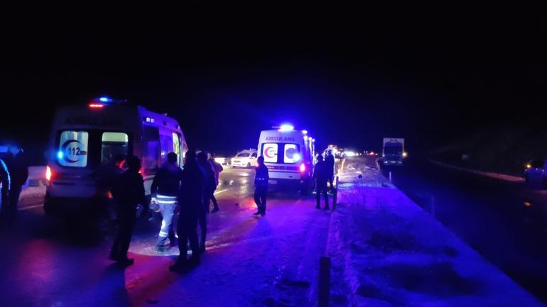 Bingöl'de yolcu otobüsü ile 2 TIR çarpıştı: 8 yaralı