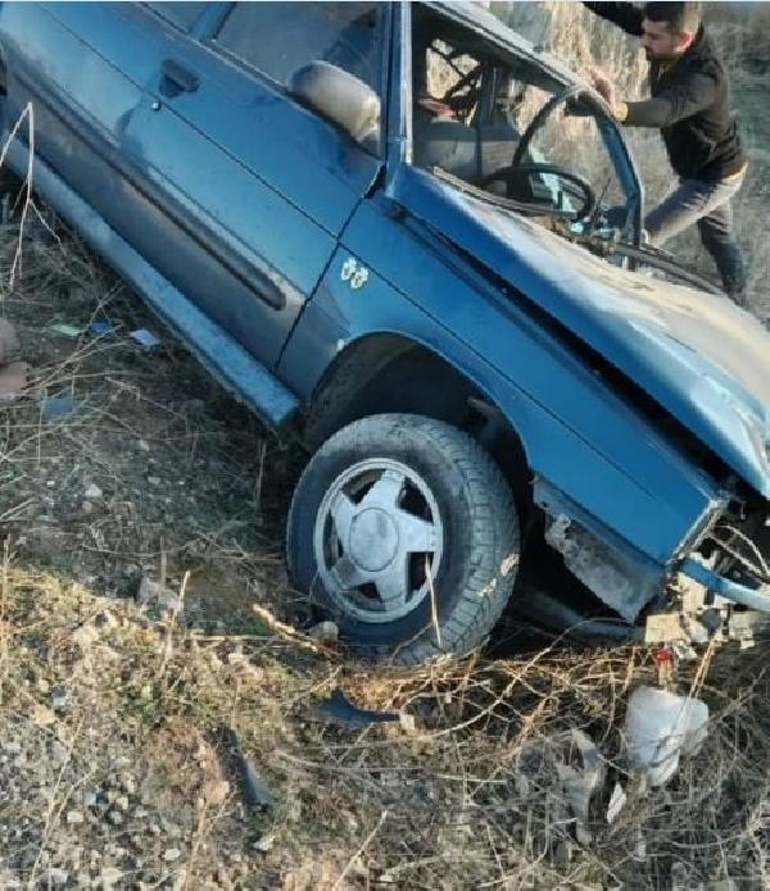 Kayseri'de otomobil aydınlatma direğine çarptı: 2 ölü, 1 yaralı