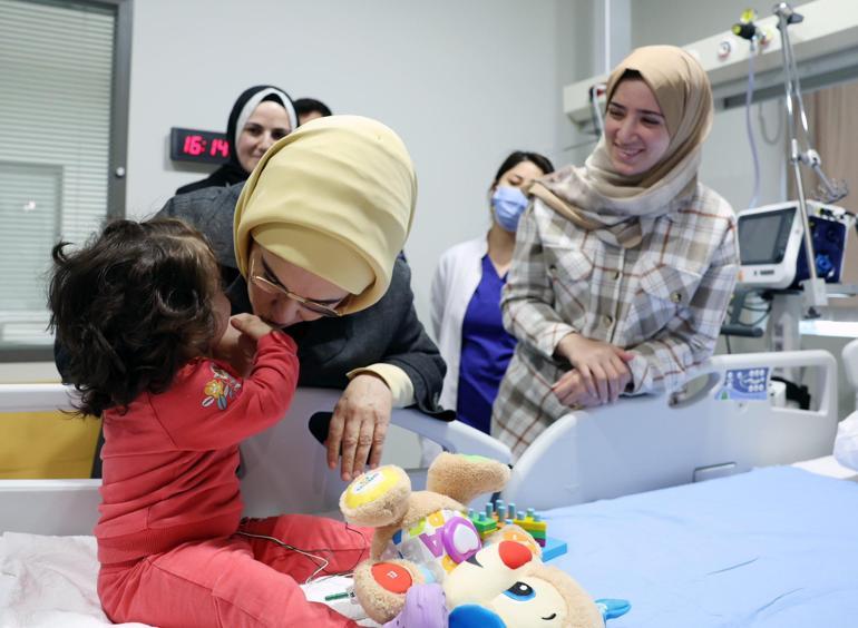 Emine Erdoğan, Gazze'den getirilen çocukları hastanede ziyaret etti
