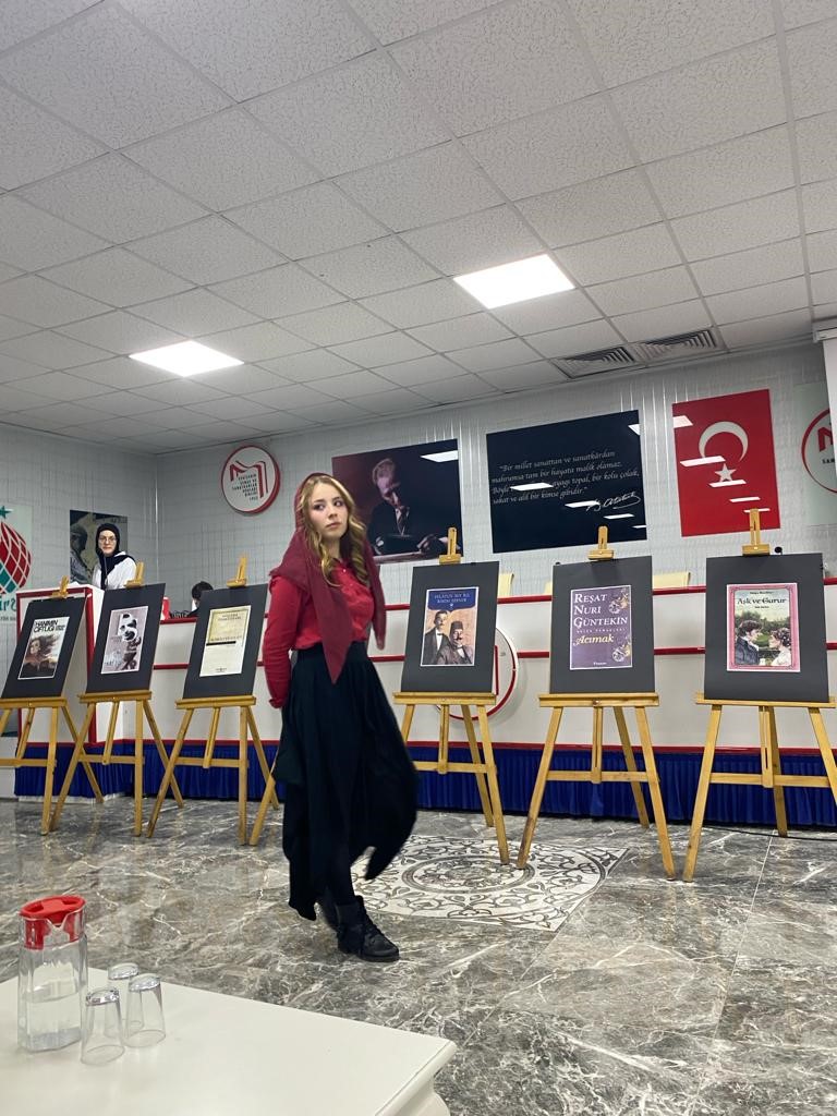 Eskişehir Atatürk Lisesi’nden ‘Dünya Roman Kahramanları’ günü sergisi