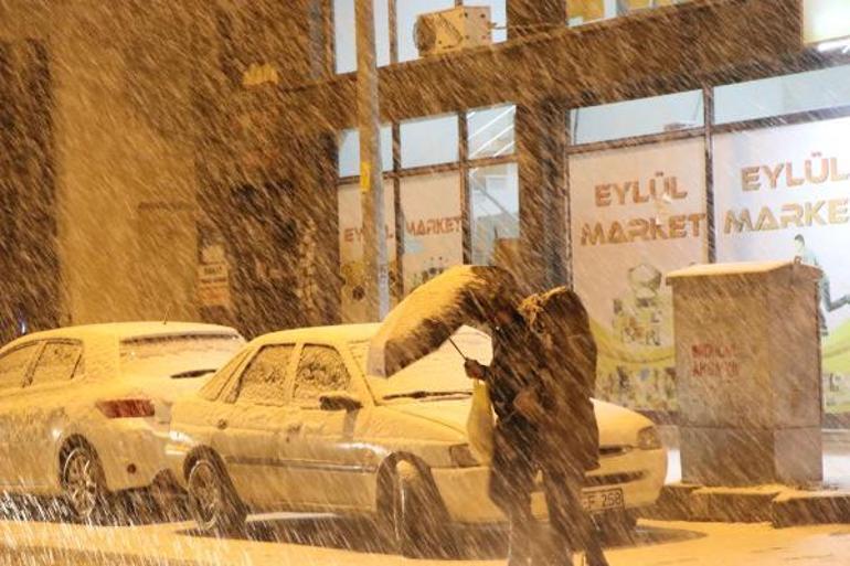Van'da 272 yerleşim yerinin yolu kardan kapandı