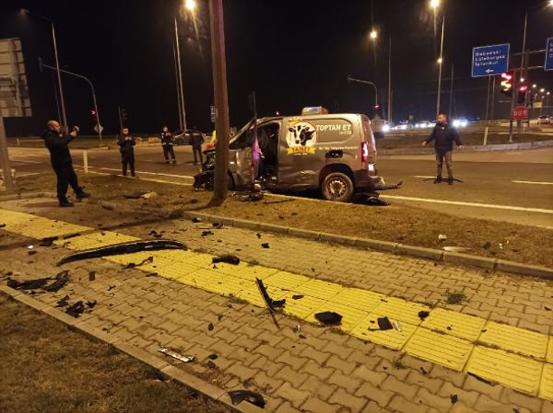 Edirne'de otomobil ile hafif ticari araç çarpıştı: 1 ölü, 5 yaralı