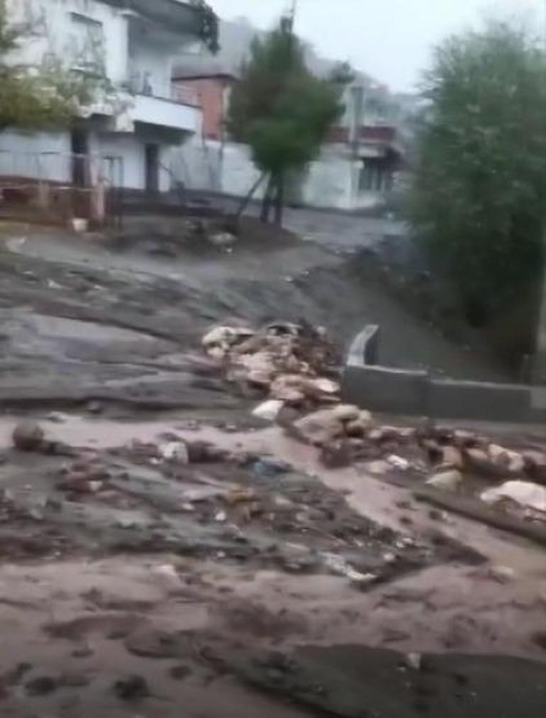 Diyarbakır'da sağanak; cadde ve sokaklar suyla doldu