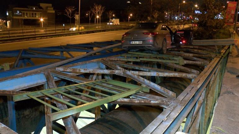 Üsküdar'da alkollü sürücünün kullandığı otomobil köprü arasında askıda kaldı