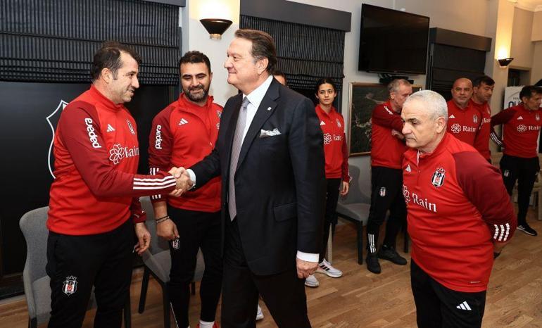 Beşiktaş Başkanı Hasan Arat, futbol takımıyla bir araya geldi