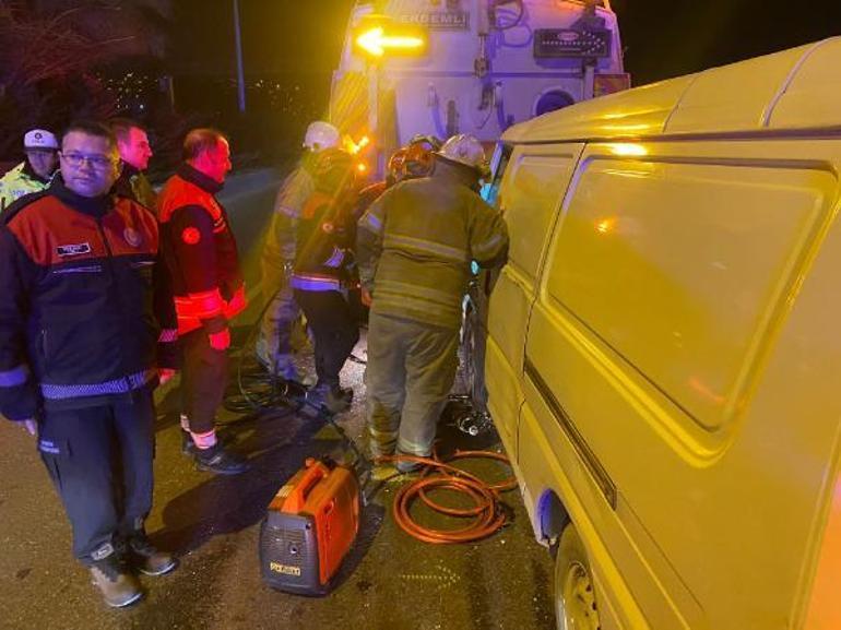İzmir'de, yol temizleme aracına çarpan minibüsün sürücüsü ağır yaralandı