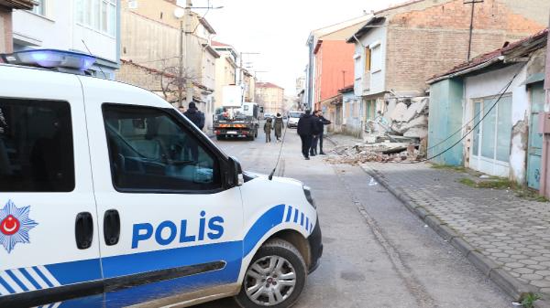 Eskişehir'de iki katlı boş bina çöktü
