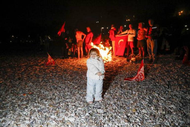Antalya’da gelenek bozulmadı, yeni yılı denizde karşıladılar