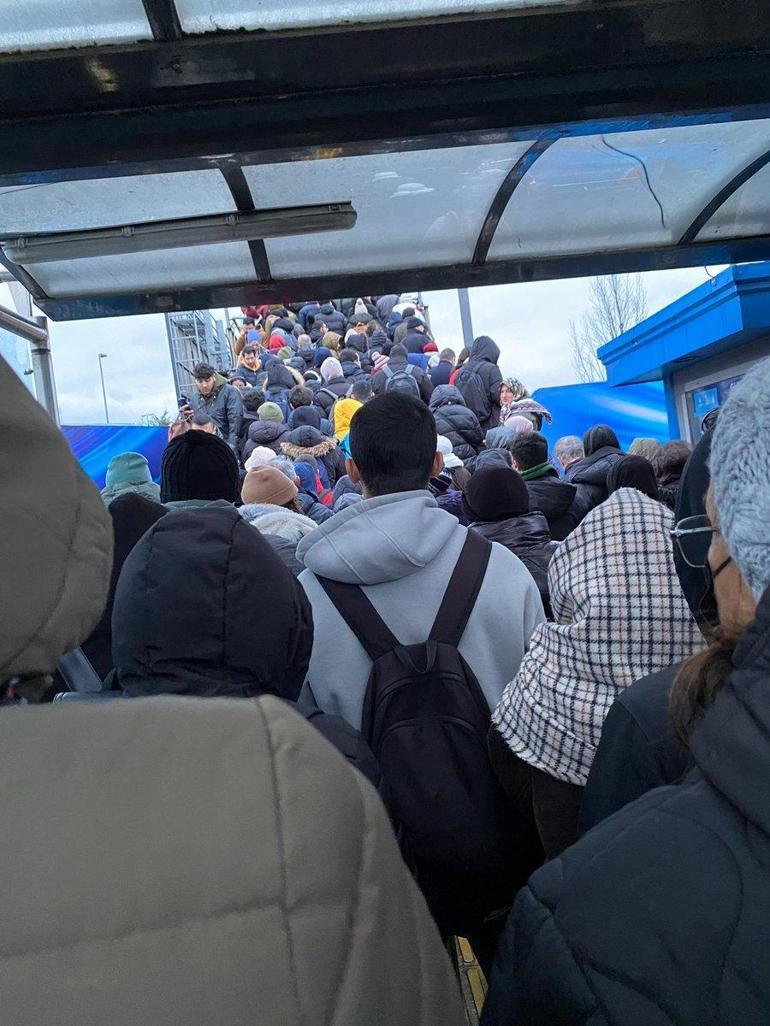 Üsküdar'da metrobüs arızalandı; duraklarda yoğunluk yaşandı