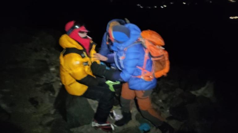 Ağrı Dağı'nda kayalıklara düşerek yaralanan Ukraynalı dağcı kurtarıldı