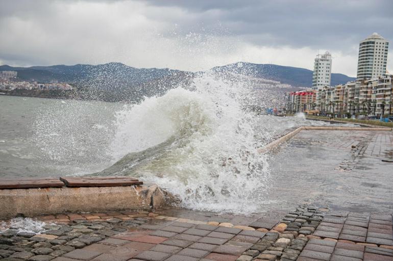 İzmir için fırtına ve kuvvetli sağanak uyarısı