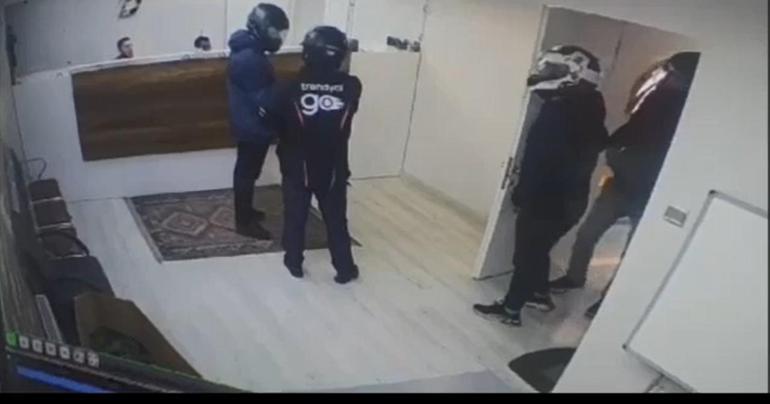 Fatih'te kargo şirketine kasklı soygun kamerada