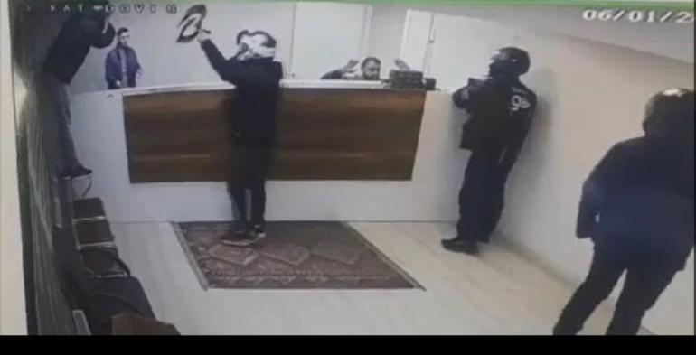 Fatih'te kargo şirketine kasklı soygun kamerada